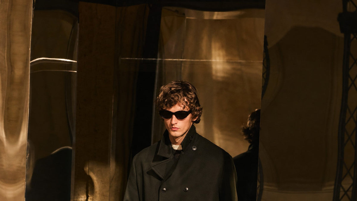 Mannequin portant des lunettes de soleil ST.RICH, collection AUTUMN26