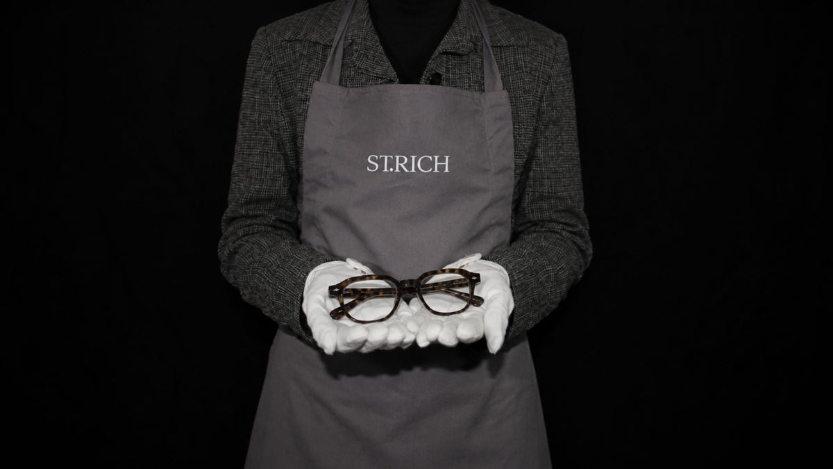 ST.RICH — monture écaille présentée sur gants blancs